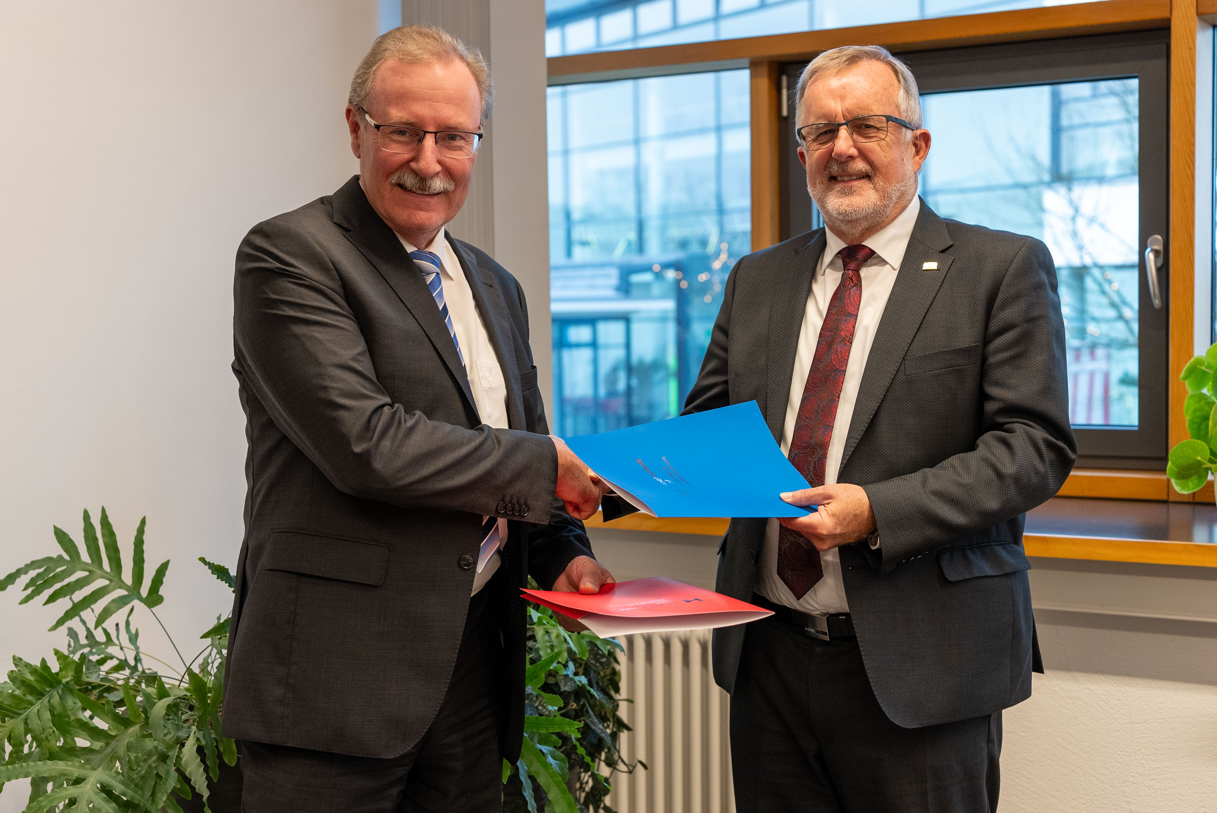 Prof. Dr. Dr. h.c. Jürgen Lehmann (Hochschule Hof) und Dipl.-Kfm. Josef Vogl (VWA Bayern) bei der Unterzeichnung des Kooperationsvertrags.