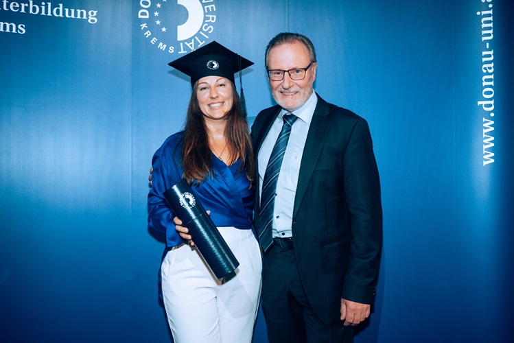 VWA Geschäftsführer Josef Vogl mit MBA-Absolventin Julia Scheuerer